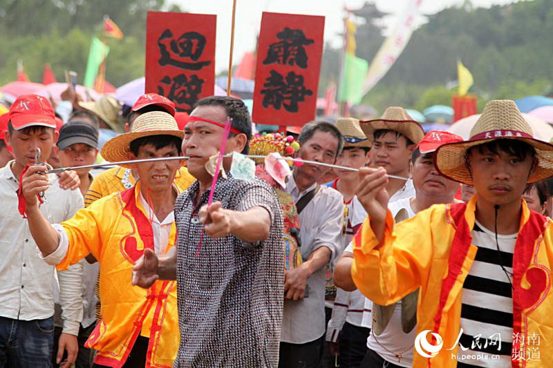 海南定安军坡节上演“穿杖”表演