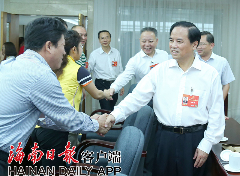 刘赐贵寄语全体代表：集中精力、共同努力开好党代会