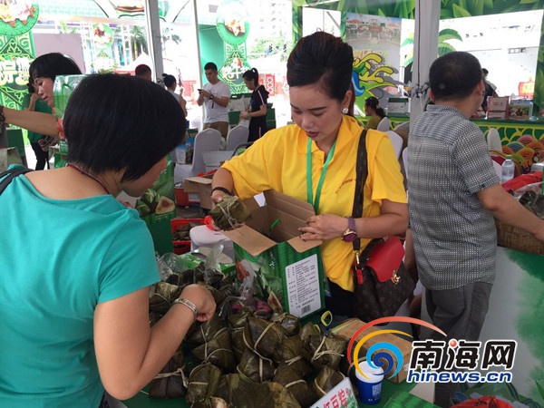海南名粽展为孩童送香囊 展商连夜返儋州补货点赞销量好