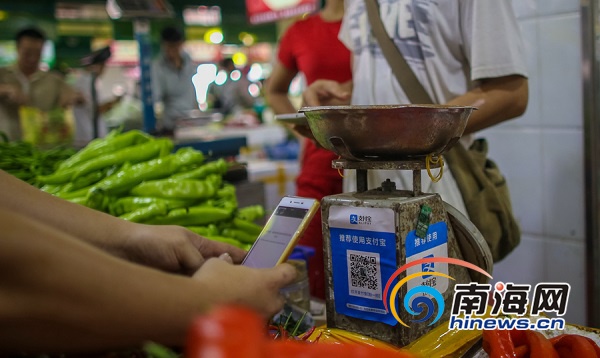 买菜付款扫二维码！海口菜市场兴起手机支付