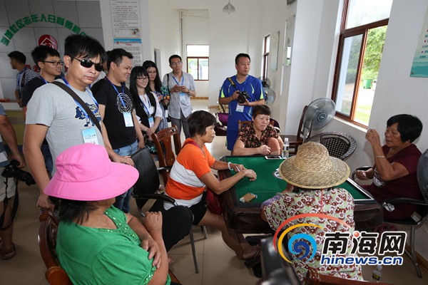 网媒记者走进海口瑶城村 感受农村里的“城市生活”
