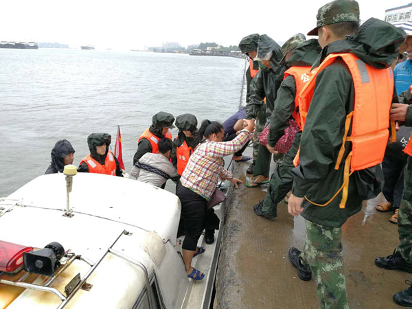 海南边防战士协助抗台 “拉网式”转移群众 （组图）