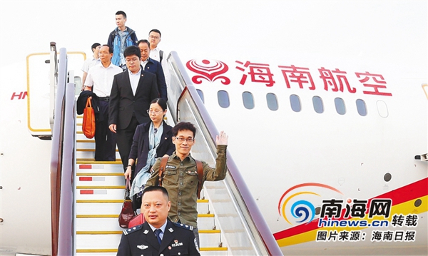 出席党的十九大的海南代表团抵京