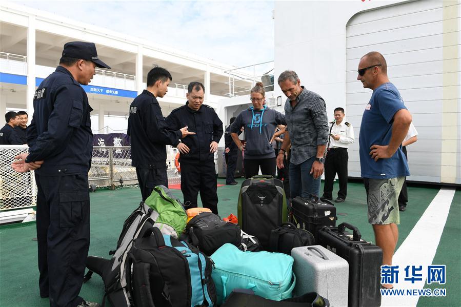 中国海警船在南沙群岛海域成功救助3名外籍搁浅帆船船员