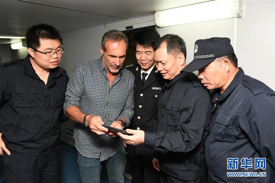 中国海警船在南沙群岛海域成功救助3名外籍搁浅帆船船员