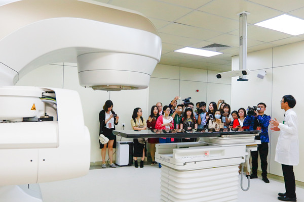 中美医生携手治疗肿瘤疾病 博鳌恒大国际医院开业