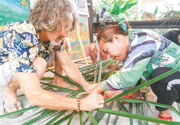 三亚西岛渔村邀外籍艺术家开展文创培训